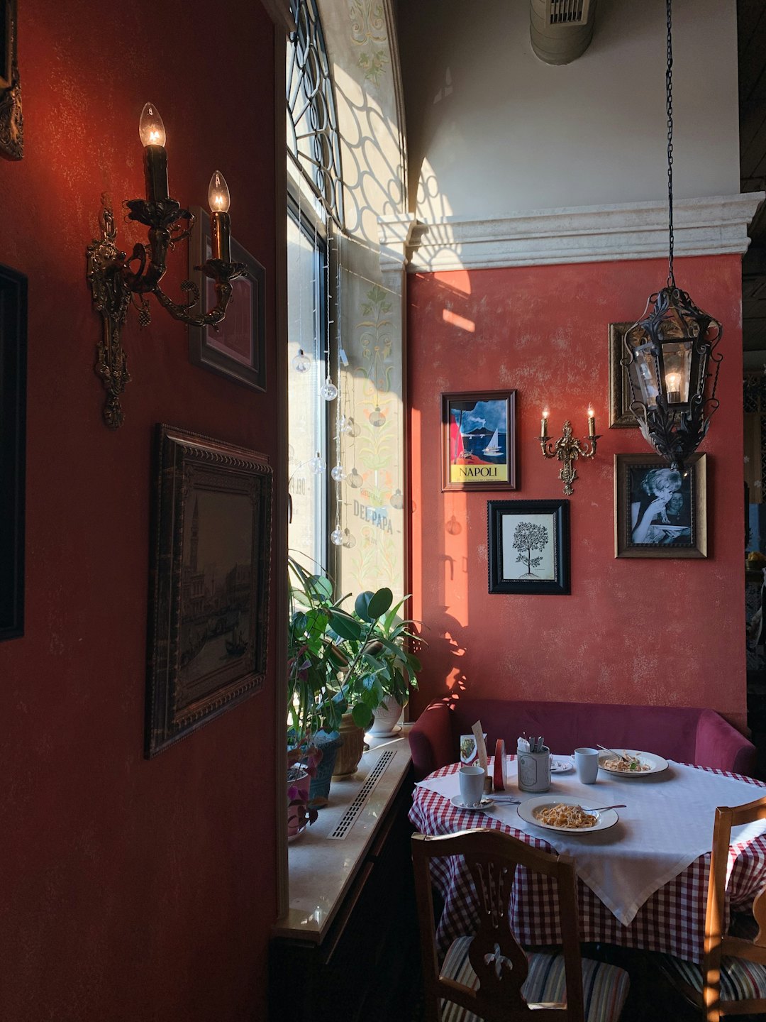 Tavolo di ristorante italiano con tovaglia a scacchi e pasta.